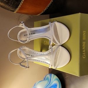 Gianni Bini Plaza White Leather Round Toe Strappy Sandals Heels size 8